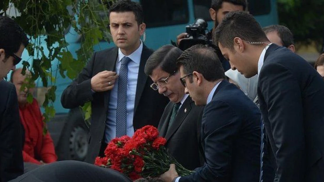 Davutoğlu patlamanın olduğu yere karanfil bıraktı