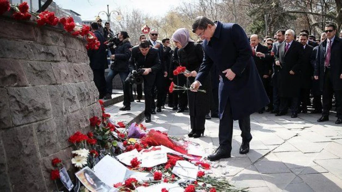 Davutoğlu saldırı yerine karanfil bıraktı, 700 metre yürüyerek TESK'e gitti