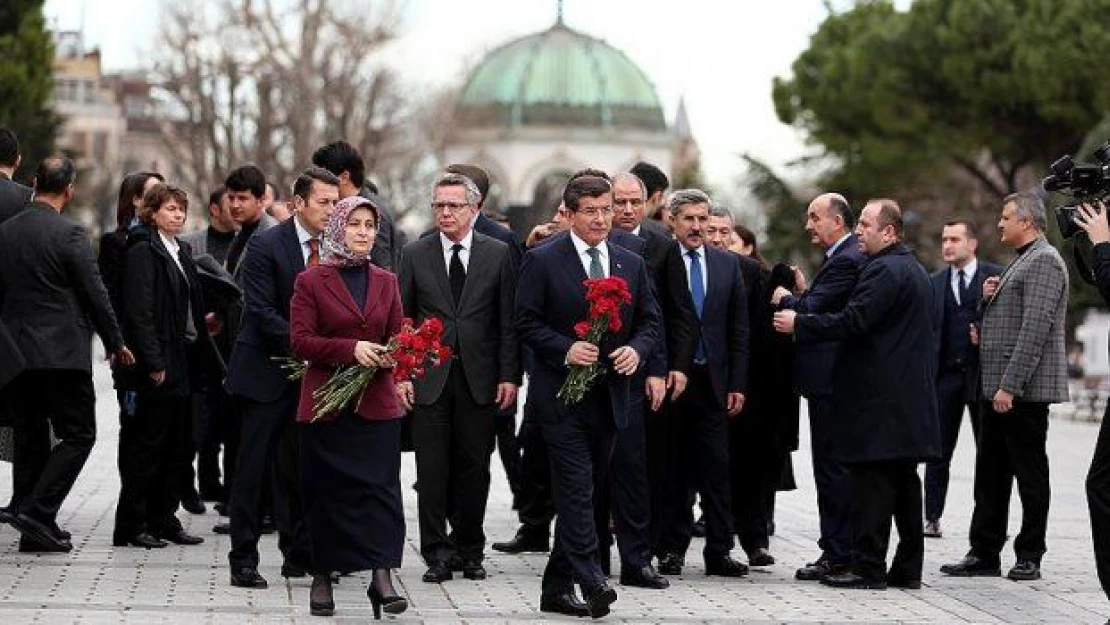 Davutoğlu Sultanahmet'te yaralananları ziyaret etti, olay yerine karanfil bıraktı