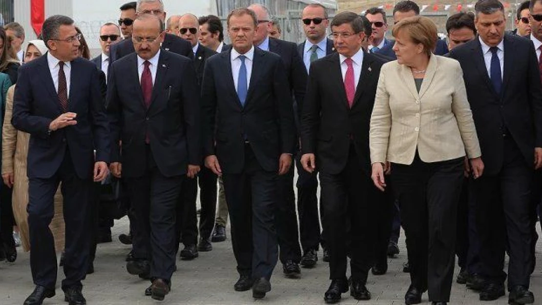 Davutoğlu ve Merkel Gaziantep'teki sığınmacı kampını ziyaret etti