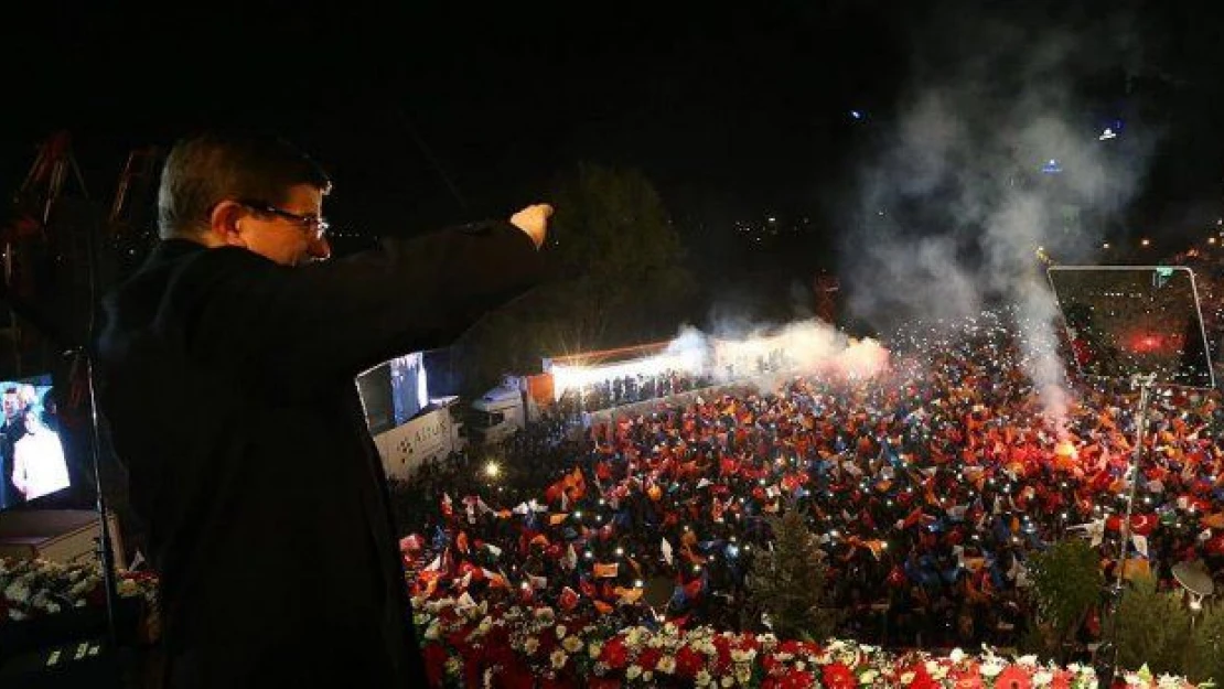 Davutoğlu'nun balkon mesajı: Nefret diline son / Yeni Anayasa...