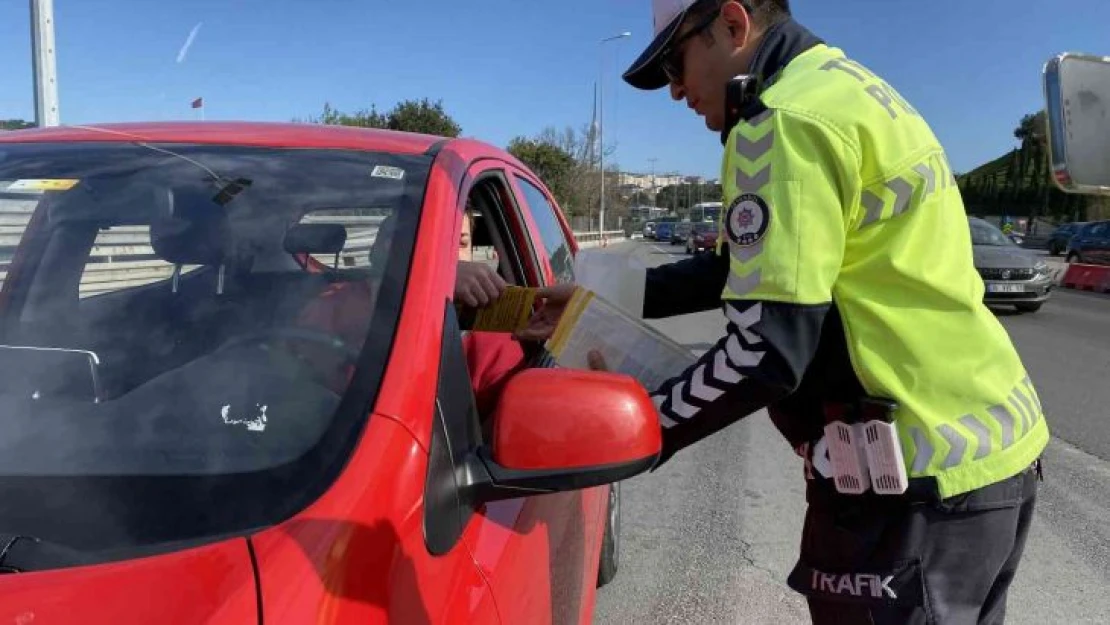 Denetimde ebeveynlere broşür, çocuklara kırmızı düdük dağıtıldı