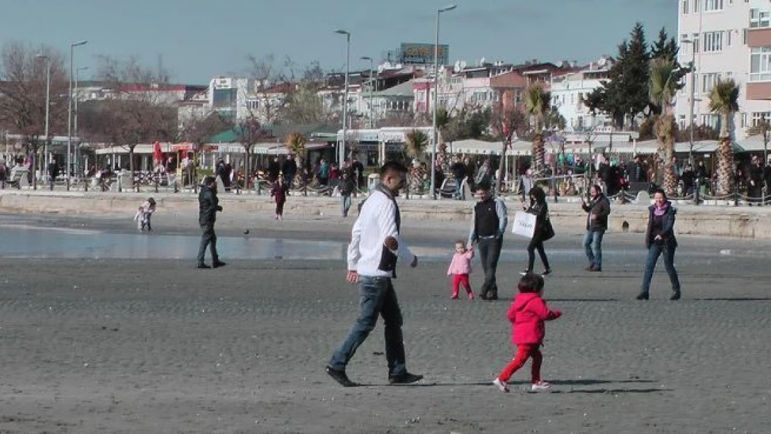 Denizin 70 metre çekildiği Silivri'ye ziyaretçi akını