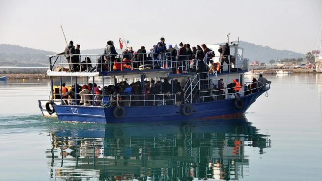 Denizin ortasında terk edilen sığınmacılar kurtarıldı