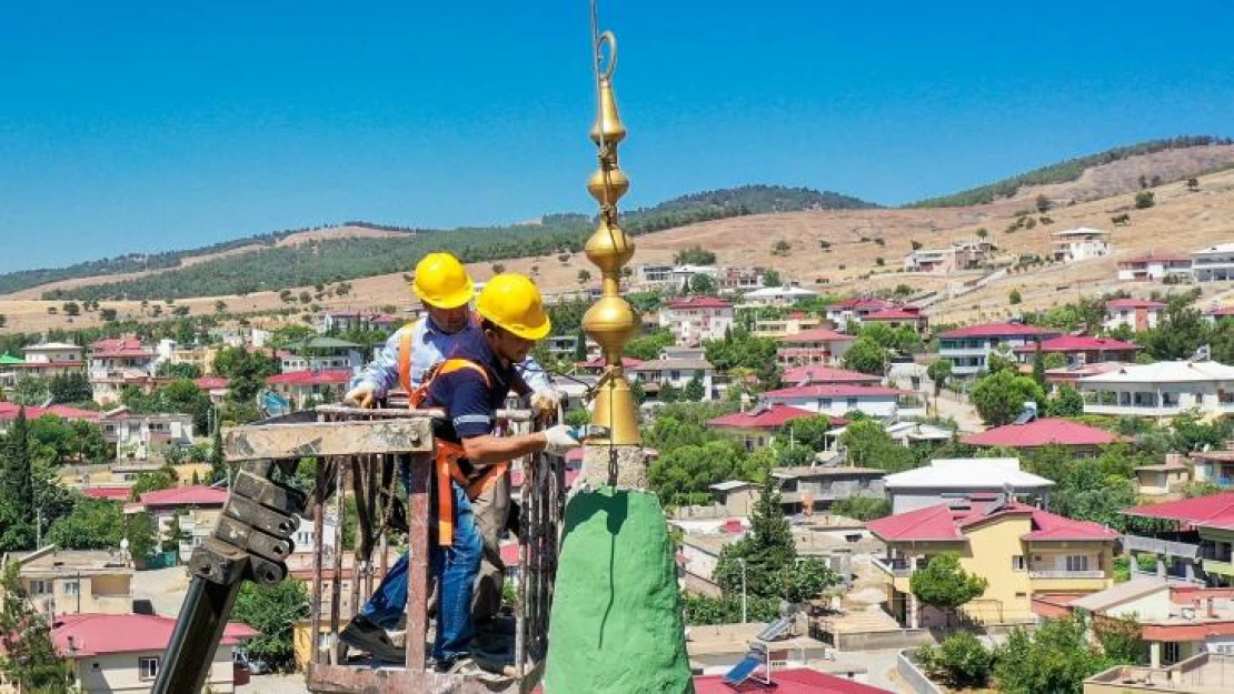 Depremde zarar gören Tevekkeli Camii minaresi onarıldı