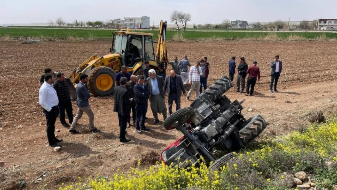 Devrilen traktörün altında kalan baba öldü, oğlu yaralandı