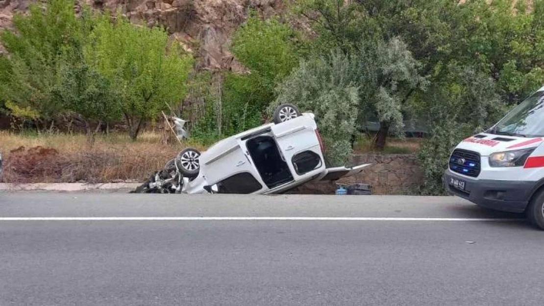 Direksiyonda uyuyakaldı, aracı takla atarak su kanalına düştü