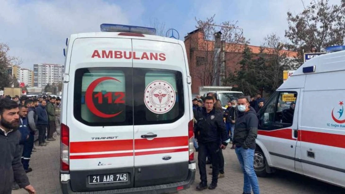 Diyarbakır'da 3. Sanayi Sitesinde patlama meydana geldi. Olay yerine, UMKE, sağlık ve itfaiye ekipleri sevk edildi. Yaralılar olduğu belirtildi.