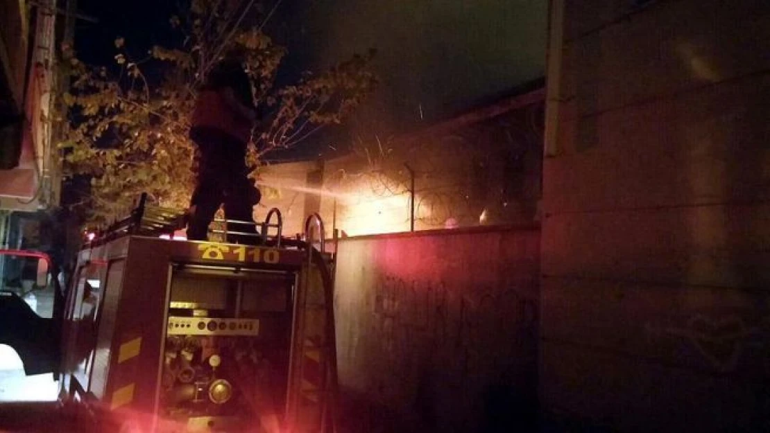 Diyarbakır'da teröristler okulu ateşe verdi
