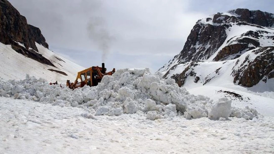 Doğu'da 893 yerleşim birimine ulaşım sağlanamıyor