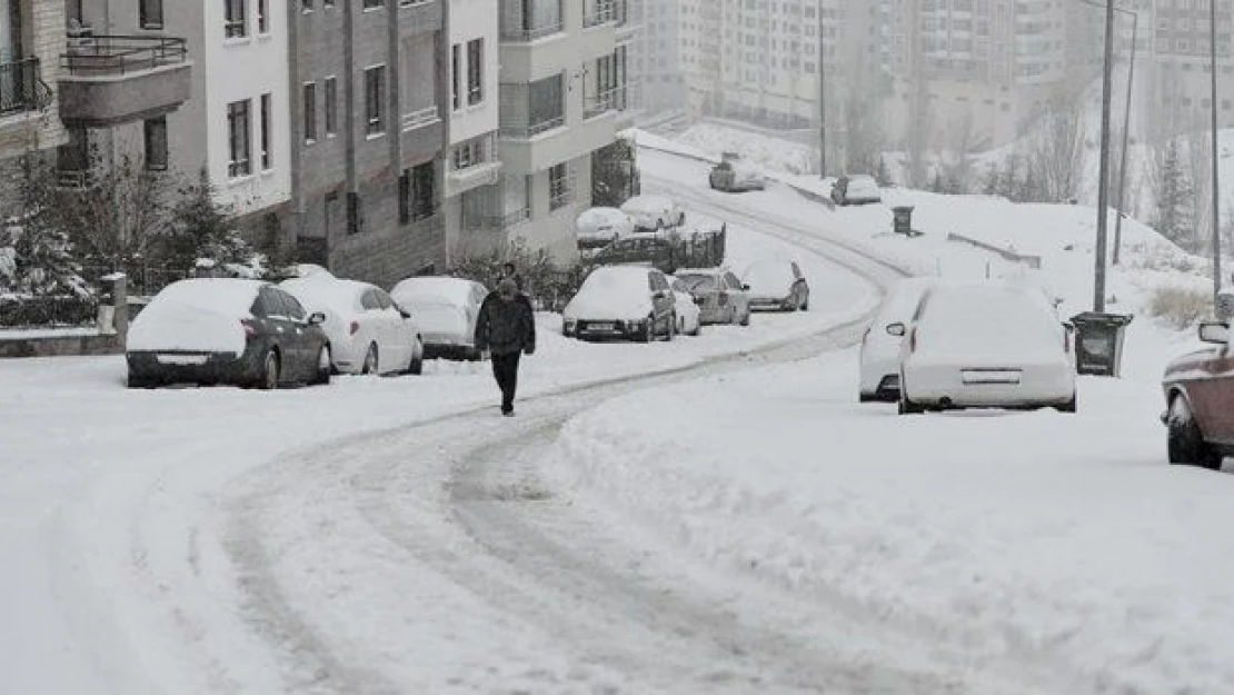 Dondurucu soğuklar geri döndü, Ankara beyaza büründü