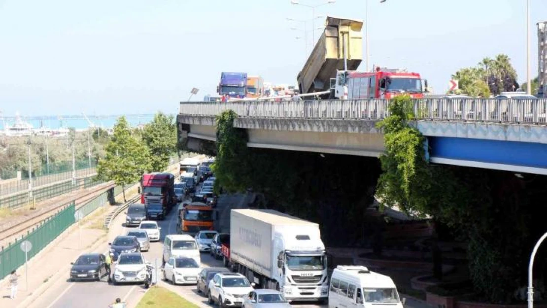 Dorsesi açılan tır levha direklerini devirdi: 1 yaralı