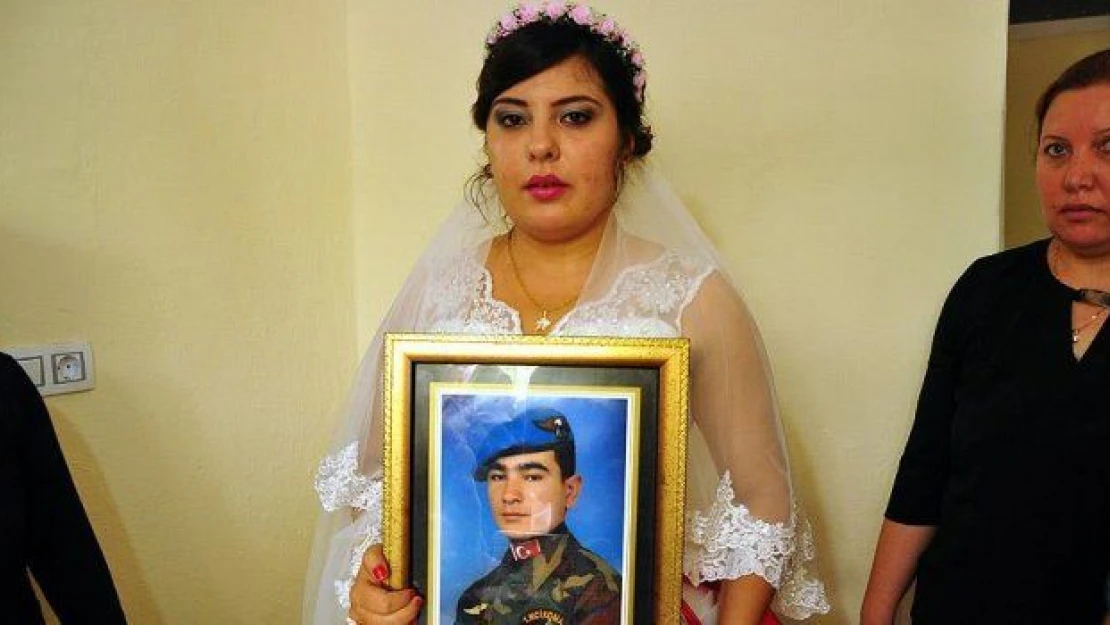 Düğününe yetişemeyen asker, geline kavuştu