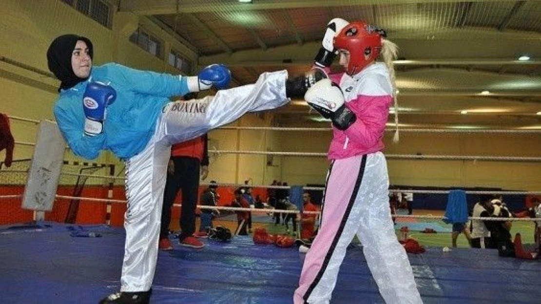 Dünya şampiyonu başörtülü sporcu örnek oldu