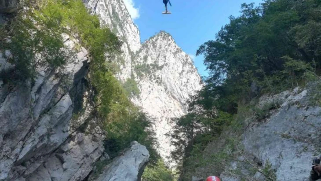 Dünyanın en derin kanyonunda mahsur kalan sporcular helikopterle kurtarıldı