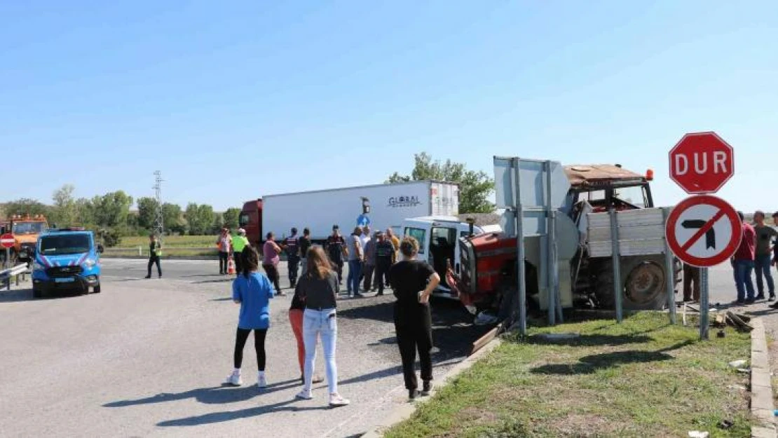 Edirne'de ayçiçek yüklü traktörle, hafif ticari araç çarpıştı: 3 yaralı