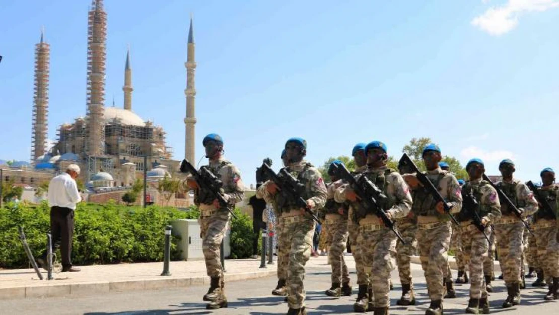 Edirne'de Mehmetçik ve tankların geçit töreni nefes kesti