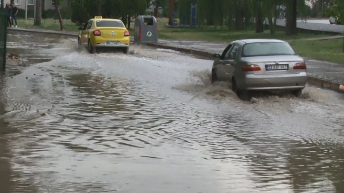 Edirne'de şiddetli yağış: Yollar göle döndü