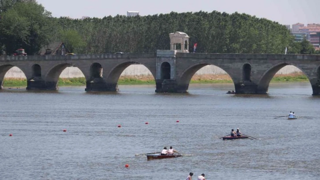 Edirne Meriç Nehrinde 'Kürek Festivali'nde sporcular kıyasıya yarıştı