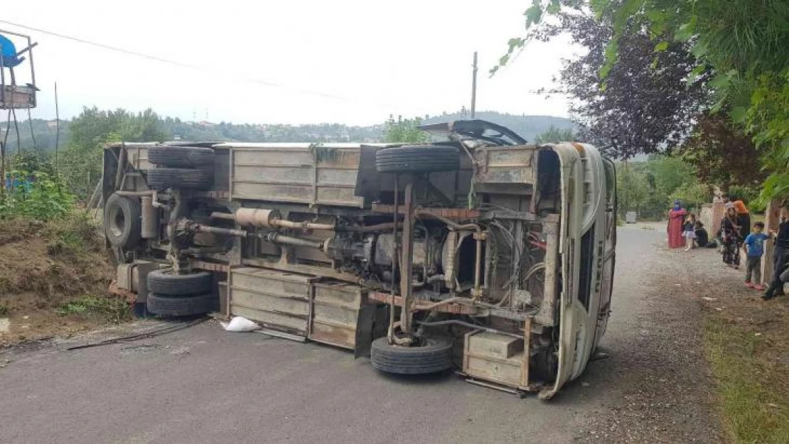 El freni çekilmeyen midibüs devrildi: 3 yaralı