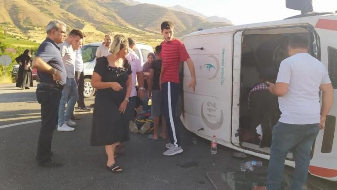 Elazığ'da otomobil ambulansa çarptı: 3 yaralı