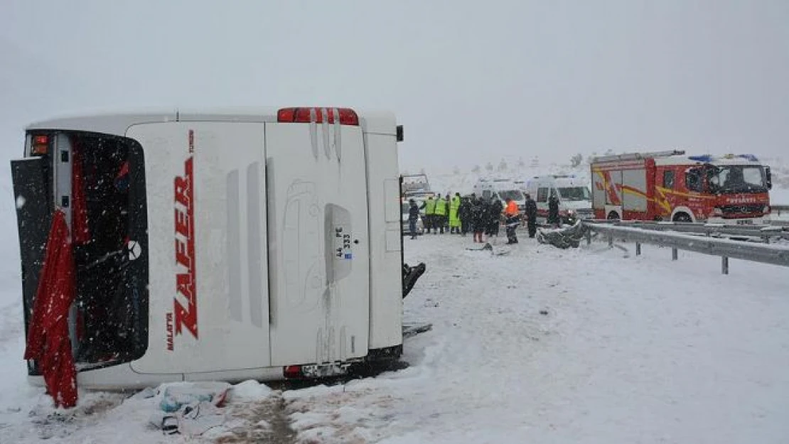 Elmadağ'da yolcu otobüsü devrildi: 25 yaralı