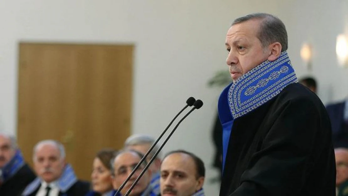 Erdoğan 'Sayıştay cübbesi' giydi