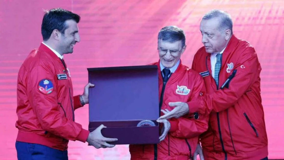 Erdoğan ve Aliyev, TEKNOFEST'te kazanan takımlara ödüllerini verdi