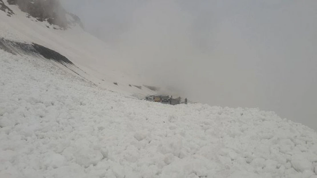 Erzincan-Erzurum karayoluna çığ düştü