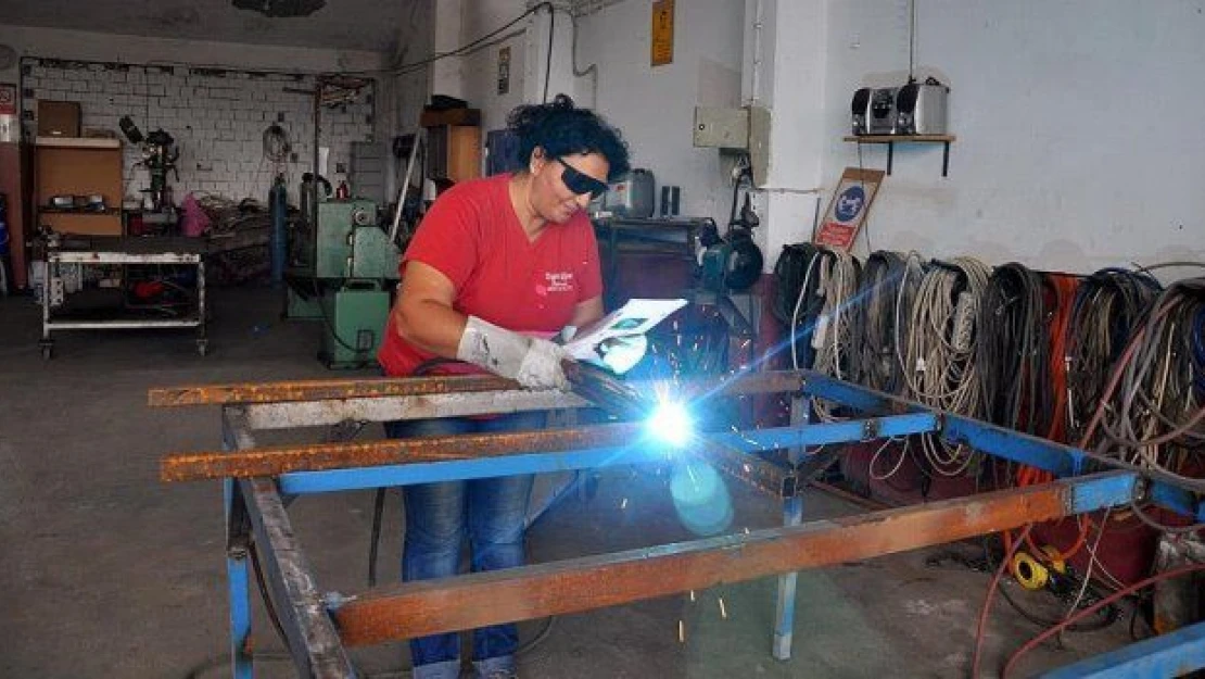 Eşine destek olmak isteyen kadın 'kaynakçı' oldu