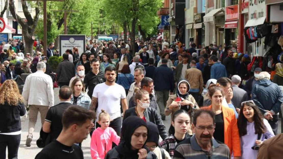 Eskişehir'de 'iğne atsan yere düşmez' dedirten arife günü kalabalığı