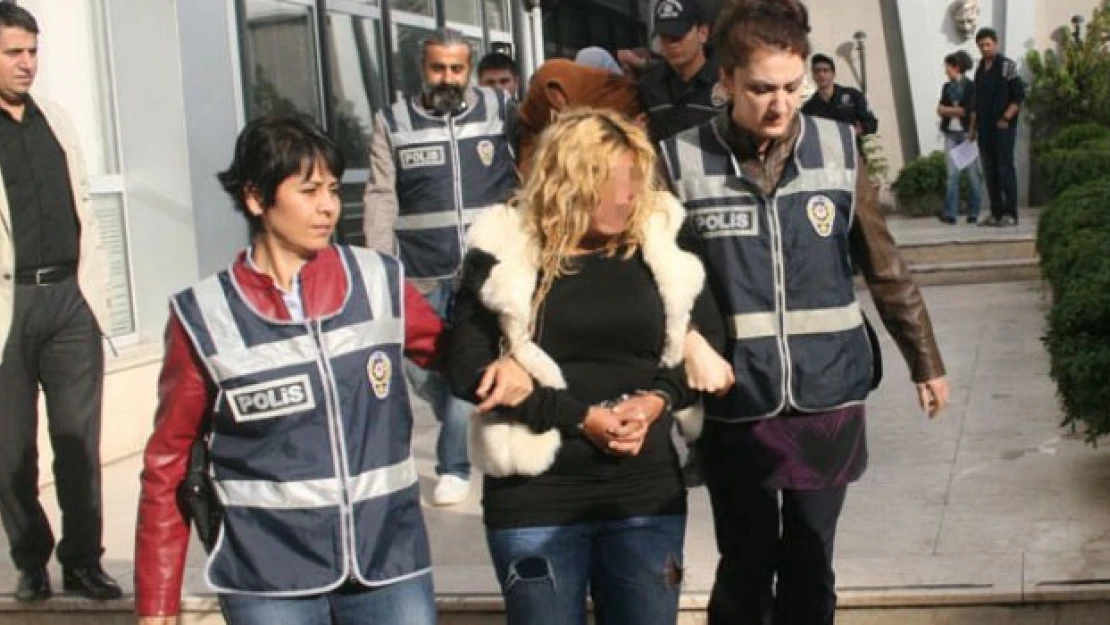 Eskort siteleri üzerinden fuhuş yaptıran çete çökertildi
