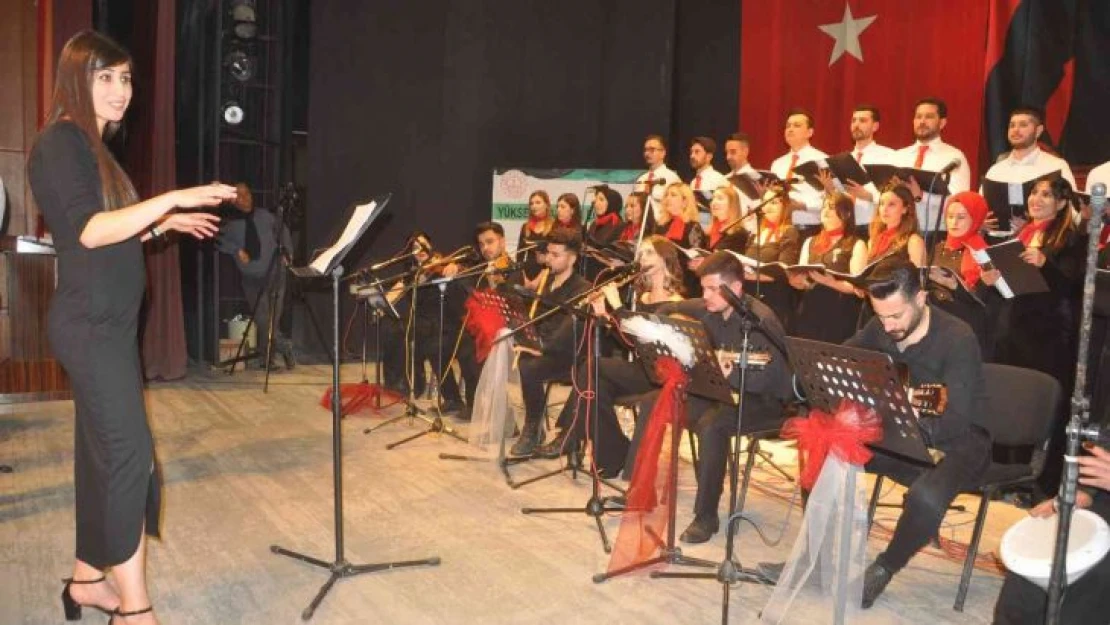 Farklı meslek gruplarından oluşan korodan müzik ziyafeti