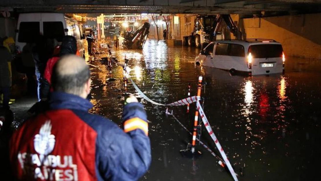 Fatih'te su biriken altgeçitte mahsur kalanları itfaiye kurtardı