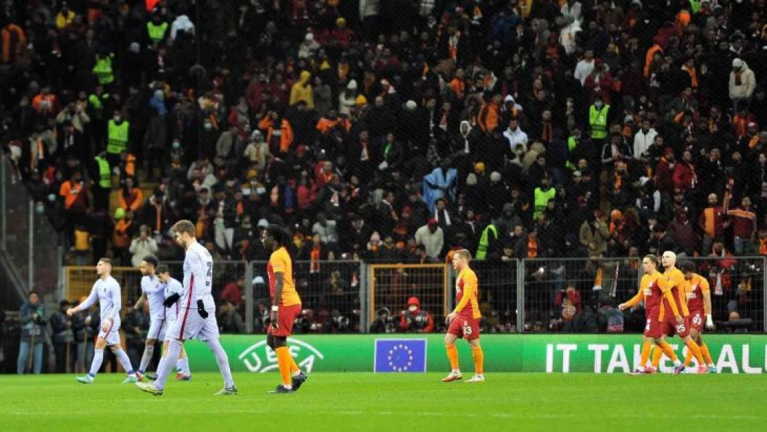 Galatasaraylı taraftarlar, alkışlarla takımı soyunma odasına gönderdi