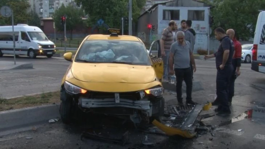 Gaziosmanpaşa'da acele eden taksi ile kamyonet çarpıştı: 3 yaralı