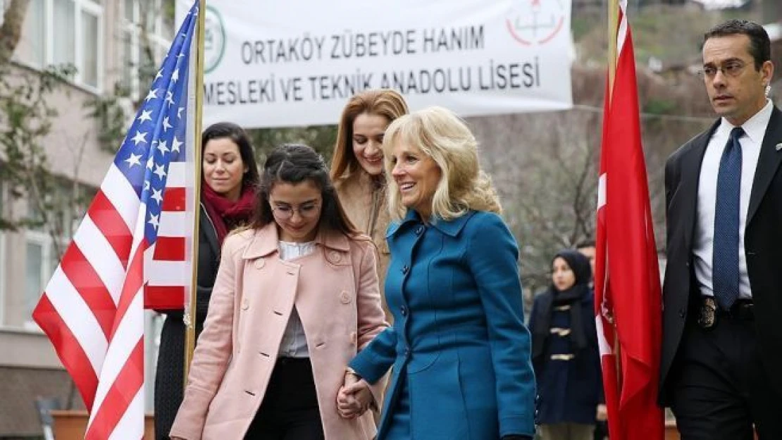 Gençler karnelerini Biden'ın elinden aldı