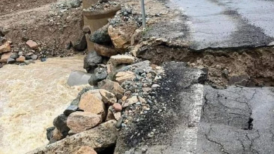 Giresun'da dere taştı: Yağlıdere-Alucra Karayolu ulaşıma kapandı