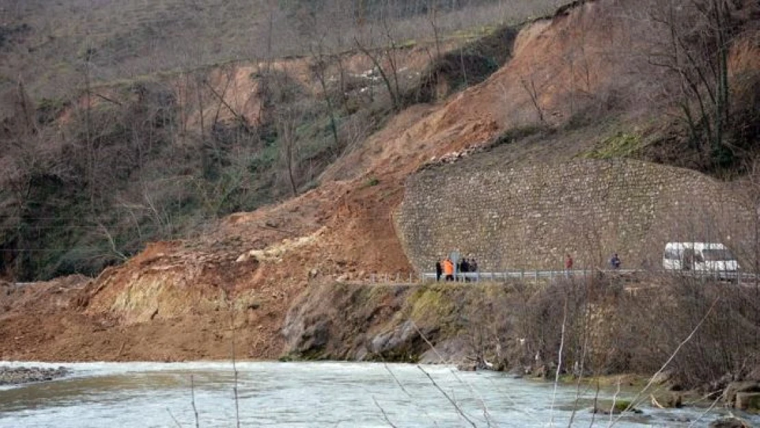 Giresun'da heyelan yolu kapattı