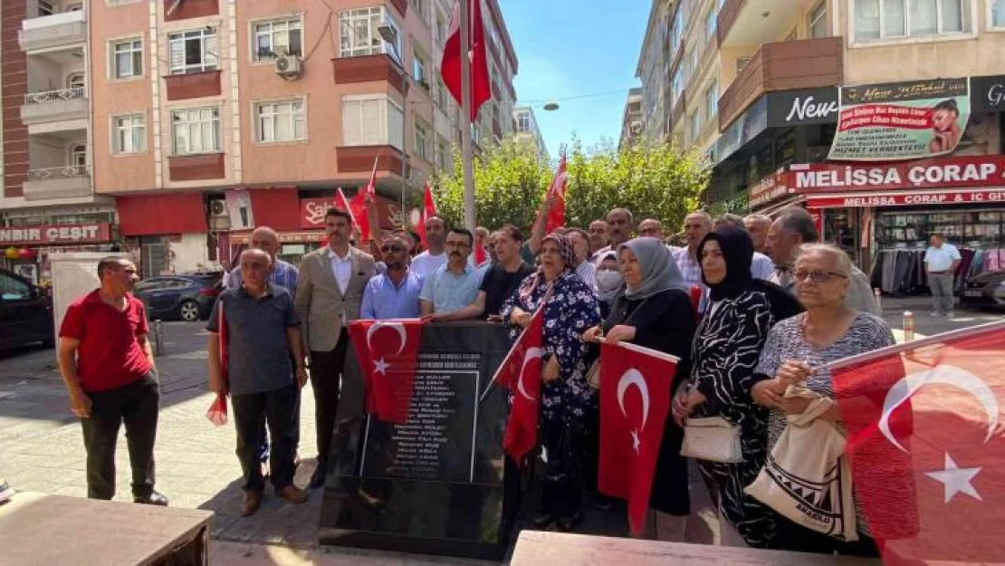 Güngören'deki patlamanın zanlısı etkisiz hale getirilince, mağdur yakınları bayraklarla olay yerinde toplandı