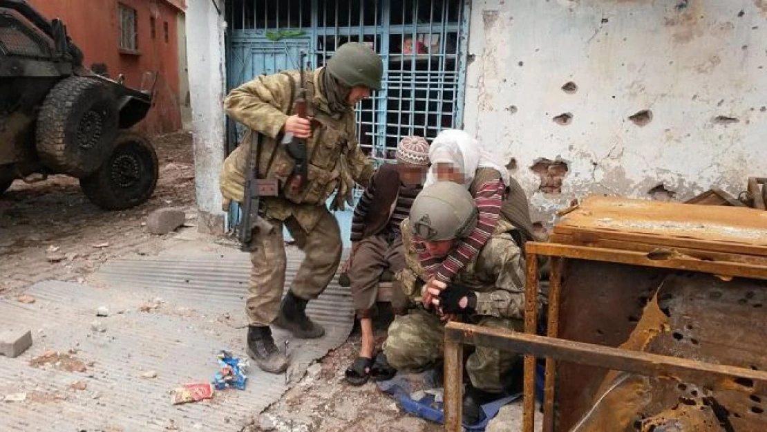 Terör mağduru Sur halkının imdadına güvenlik güçleri yetişti (Foto galeri)