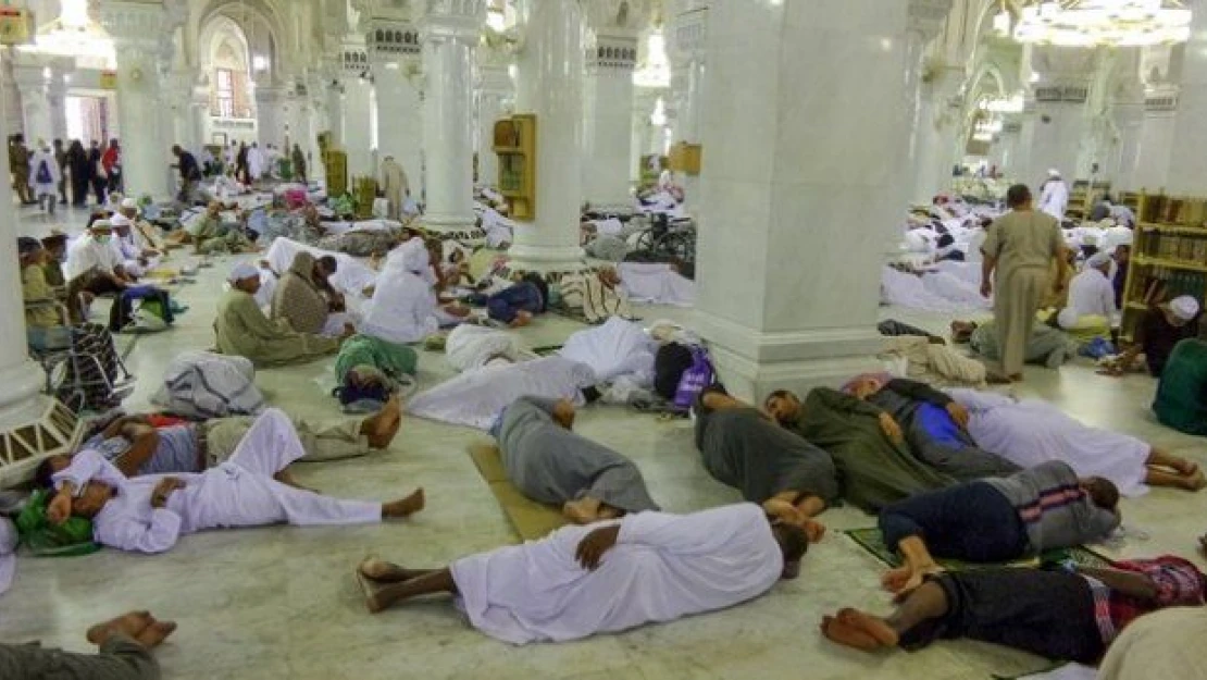 Hacı adayları Mescid-i Haram'dan ayrılmıyor