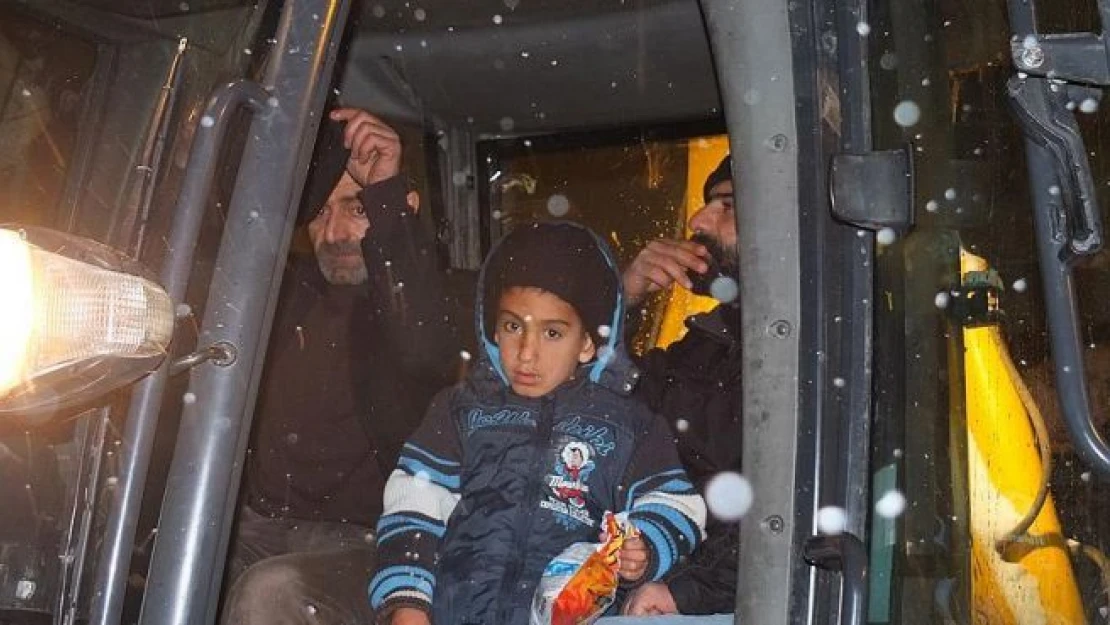 Hasta çocuk iş makinesiyle hastaneye ulaştırıldı