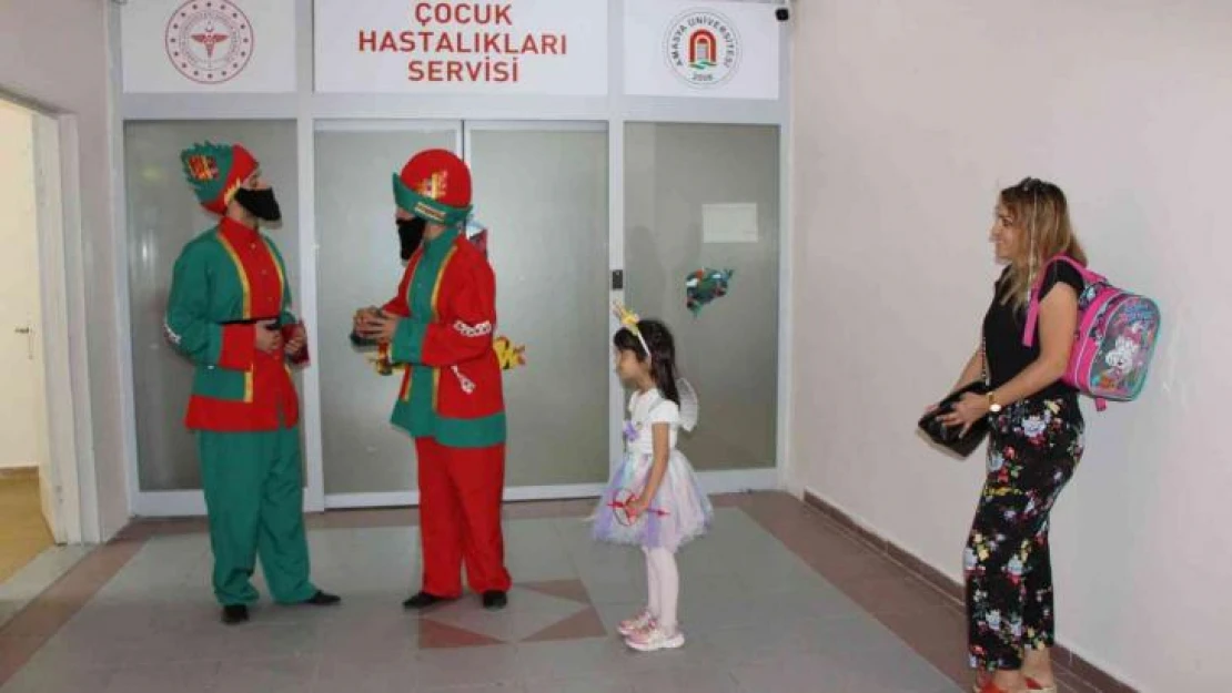 Hastanede çocuklara Hacivat-Karagöz'lü bayram sürprizi