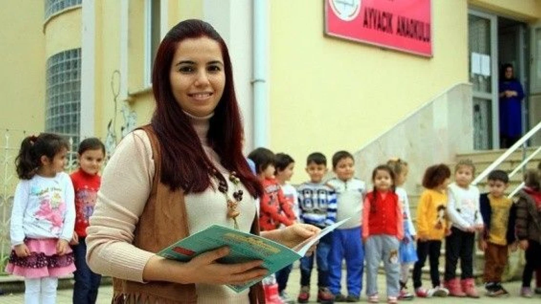 Hayata geçirdiği projelerle 'yılın öğretmeni' seçildi