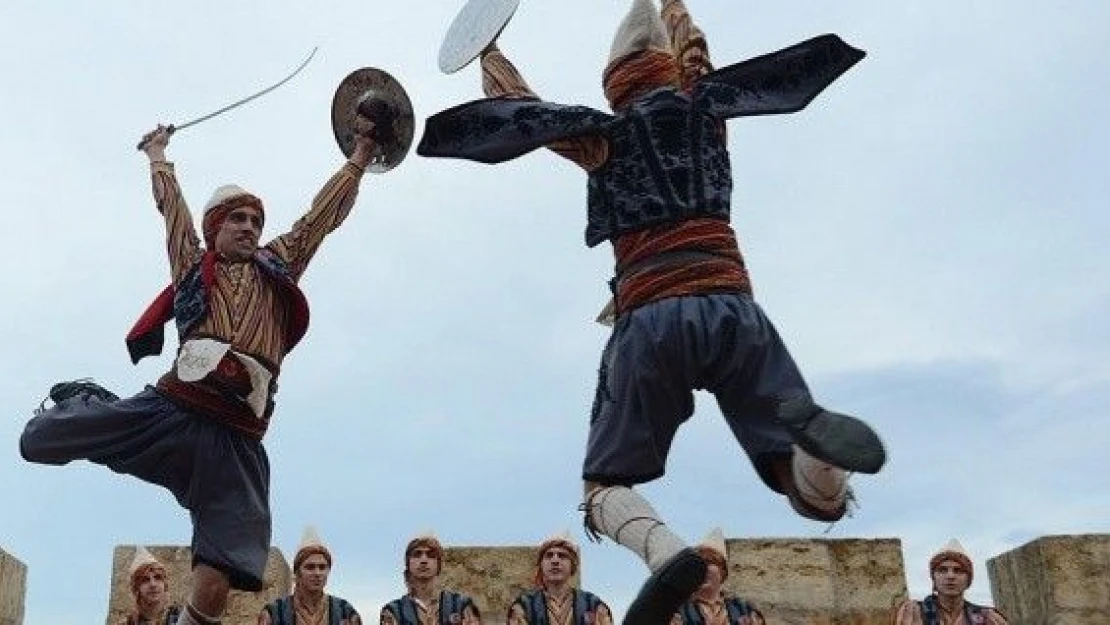 Hayata karşı dik duruşun ifadesi 'kılıç kalkan'