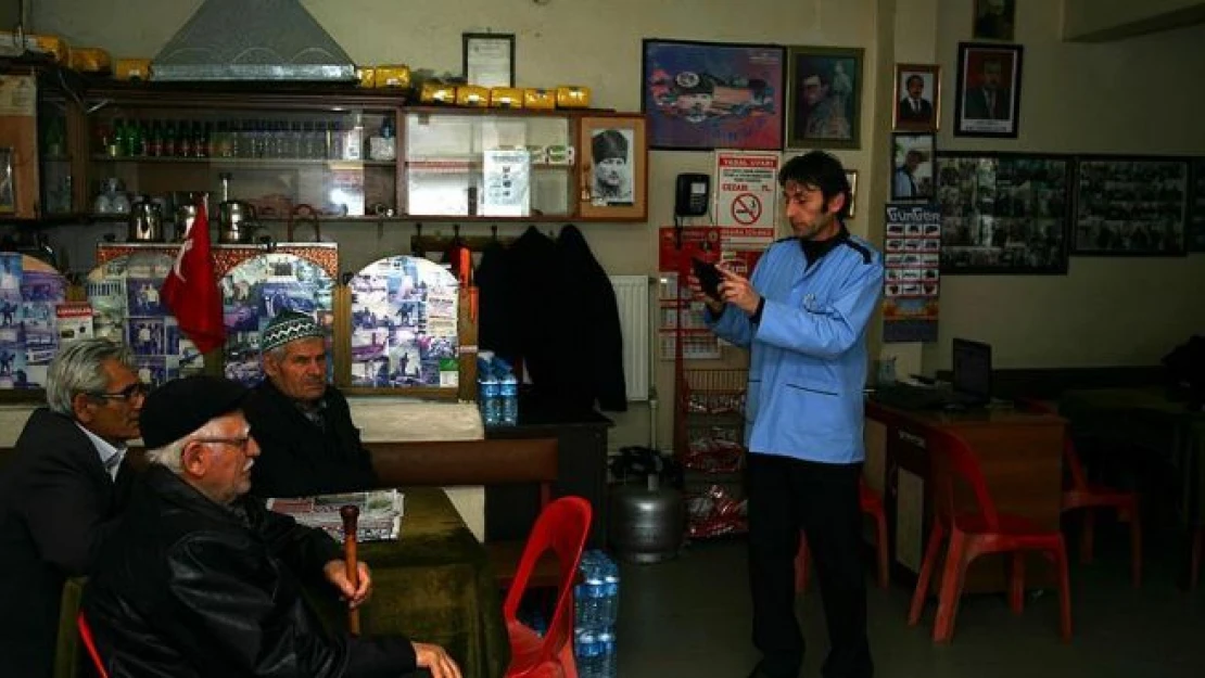 Her müşterisinin fotoğrafını çekiyor