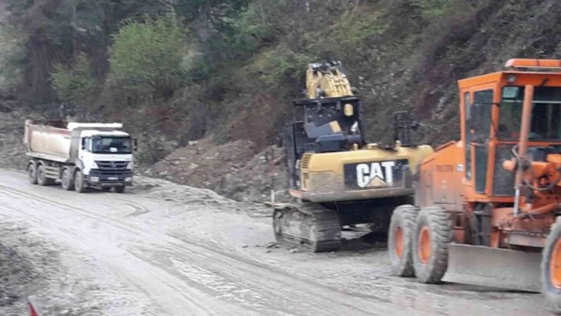 Heyelanın kapattığı yol 7 gündür ulaşıma açılamadı