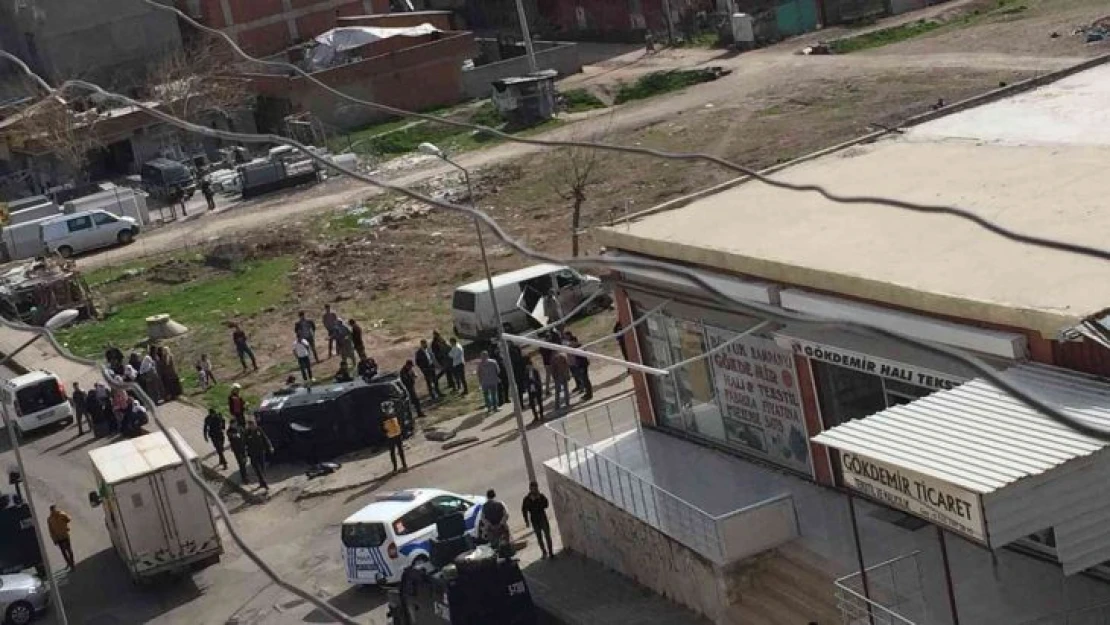 Hırsız kovalarken zırhlı araç kaza yaptı: 1'i polis 2 kişi yaralandı