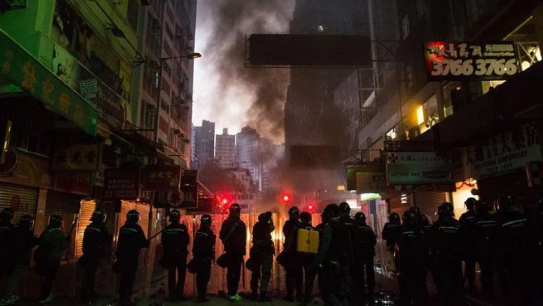 Hong Kong'da çıkan olaylarda 90 polis yaralandı